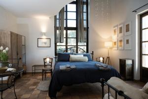 佩切图Casa Kiko Pecetto的一间卧室配有一张带蓝色床罩的床