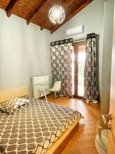 KathianaKathiana cozy apartment的卧室配有床、椅子和窗户。
