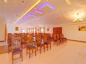 特里凡得琅Pallava Rajadhani的一间房间,里面摆放着一排桌椅