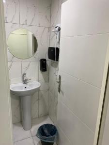安卡拉Deeps Hostel Ankara 2的白色的浴室设有水槽和镜子