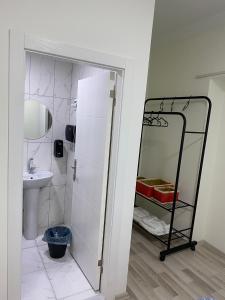 安卡拉Deeps Hostel Ankara 2的一间带水槽和镜子的浴室