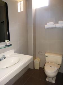 齐克拉约Hotel Gran Sipan的白色的浴室设有水槽和卫生间。