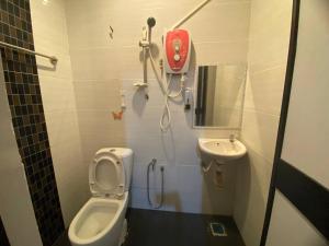 关丹TGL Aparthotel Tanjung Lumpur的一间带卫生间和水槽的小浴室