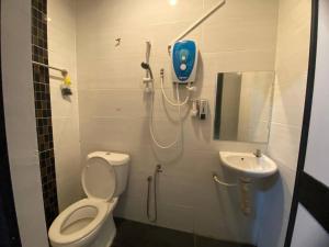 关丹TGL Aparthotel Tanjung Lumpur的带淋浴、卫生间和盥洗盆的浴室
