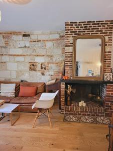 翁弗勒尔-La Batisse -Parking privé -Coeur historique - La Clef de Honfleur的带沙发和壁炉的客厅
