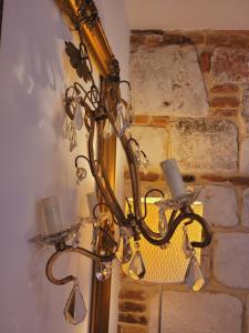 翁弗勒尔-La Batisse -Parking privé -Coeur historique - La Clef de Honfleur的砖墙房间的吊灯