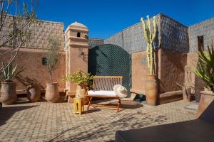 马拉喀什达尔索哈内摩洛哥传统庭院住宅的一个带椅子和盆栽的庭院