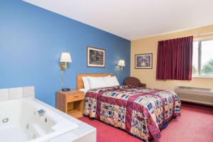 欧克莱尔欧克莱尔西戴斯酒店 的酒店客房配有一张床和浴缸。
