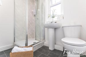 利Firs Serviced Accommodation的浴室配有卫生间、淋浴和盥洗盆。
