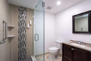 莱克兰莱克兰温德姆旅程住宿酒店的一间带卫生间和玻璃淋浴间的浴室