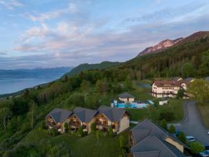 吕格兰Duplex dans Chalet entre Lac et Montagne - Vue Lac的山丘上房屋的空中景致