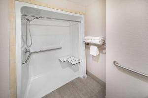 圣安东尼奥Days Inn & Suites by Wyndham San Antonio near Frost Bank Center的浴室配有淋浴和毛巾