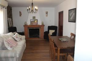埃尔卡斯蒂略德拉斯瓜尔达斯CASA MARGARITA的客厅配有沙发和桌子