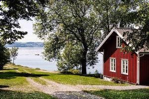 Nes i ÅdalHerregården Hoel - De Historiske的湖畔的红房子