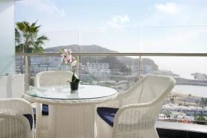 波多黎各麦格纳别墅酒店的一张桌子和椅子,享有海景