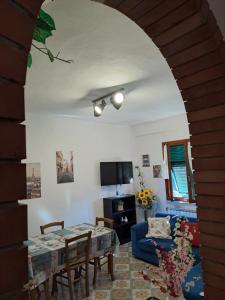 莱万托Casa di Gian的客厅配有桌子和蓝色沙发