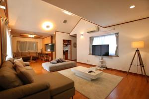 宫古岛红色之花度假屋的带沙发和平面电视的客厅