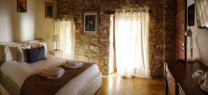 布雷西亚Agriturismo Cascina Margherita的一间卧室设有一张床和石墙