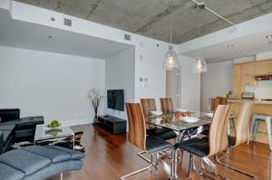 魁北克市莱斯沙勒瓦公寓 - 760506的用餐室以及带桌椅的起居室。