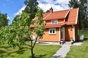 SpydebergCozy Country House的一座带橙色屋顶的房屋