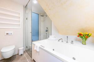 布拉格小小公寓的白色的浴室设有水槽和卫生间。