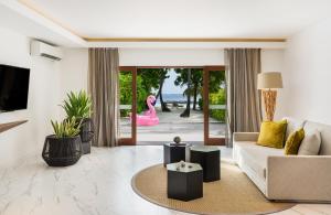 马累Kurumba Maldives的客厅配有沙发和粉红色火烈鸟
