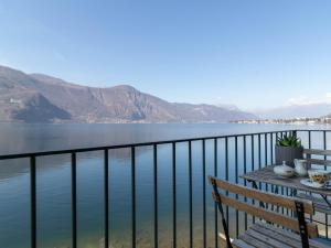 阿巴迪亚拉里亚纳Mamma Ciccia Holiday Home - Sunset Balcony的阳台配有桌子,享有水景