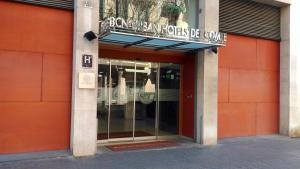 巴塞罗那BCN Urbaness Hotels Del Comte的书店前方有读人恶之家的标牌
