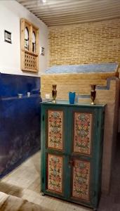 非斯Les Bains de Fez Tara的一间厨房,里面设有绿色的橱柜