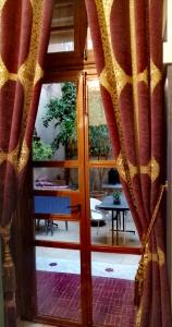 非斯Les Bains de Fez Tara的房门,门上挂着窗帘
