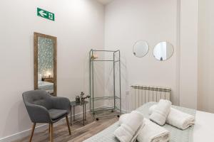 马德里BNBHolder Ponzano & Chamberi III的白色的客房配有镜子和椅子