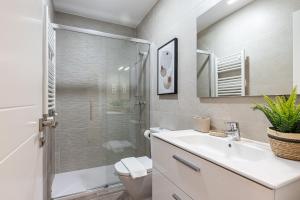 马德里BNBHolder Ponzano & Chamberi III的浴室配有卫生间、盥洗盆和淋浴。