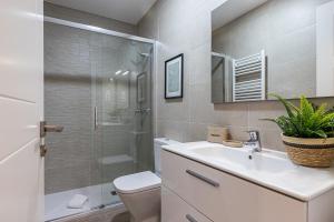 马德里BNBHolder Ponzano & Chamberi I的浴室配有卫生间、盥洗盆和淋浴。