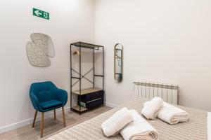 马德里BNBHolder Ponzano & Chamberi I的一间卧室配有一张床和一张蓝色椅子