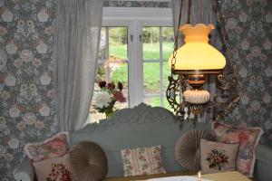 SpydebergCozy Country House的带沙发和窗户的客厅