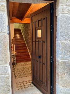 巴约讷卡萨美瑞尼若度假屋的木门通往走廊,设有楼梯