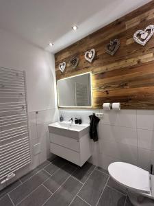 斯图加特Aparthotel Waldhorn Wohnung Allgäustyle的浴室设有水槽和墙上的镜子。