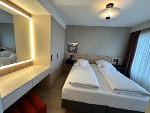 汉堡翰堡城中区公寓式酒店的酒店客房,配有床和镜子