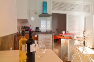 巴列埃尔莫索Apartamentos Playa Azul的厨房里的桌子上放着两瓶葡萄酒