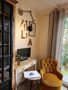 塔朗斯Sauveur le Sculpteur的客厅配有椅子和书桌
