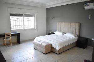 亚喀巴Aqaba Escape 1的一间卧室配有一张大床和一张书桌