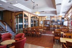 特拉加塞特埃尔加莫酒店的一间在房间内配有桌椅的餐厅