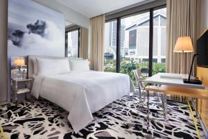 新加坡JW Marriott Hotel Singapore South Beach的卧室设有白色的床和大窗户