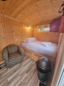 KeltyBlair snug hut的小屋内一间卧室配有一张床和一把椅子