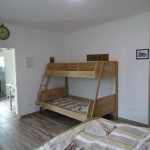 布达佩斯绿色区域小度假屋的带梯子的客房内的一张木制双层床