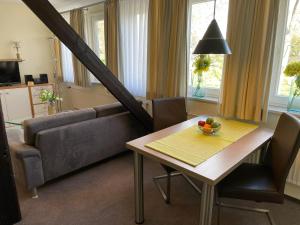 巴特塞森多夫Ferienwohnung Brunnenhaus的客厅配有桌子和沙发