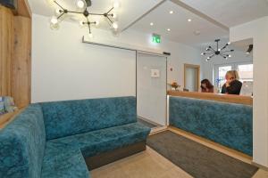 艾格斯塔特17辛酒店的一间设有蓝色沙发和台面的等候室
