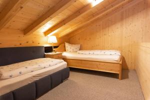 奥伯斯特多夫Ferienwohnungen Weiler的小木屋内一间卧室,配有两张床