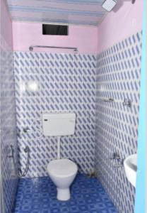 蒙纳Blackcherry Munnar的一间带卫生间和水槽的浴室