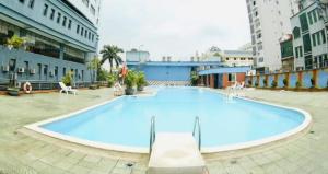 清化Sao Mai Hotel的大楼中央的大型游泳池